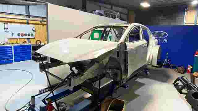 800bhp kiwi kons拉力赛车现在有一个碳系体